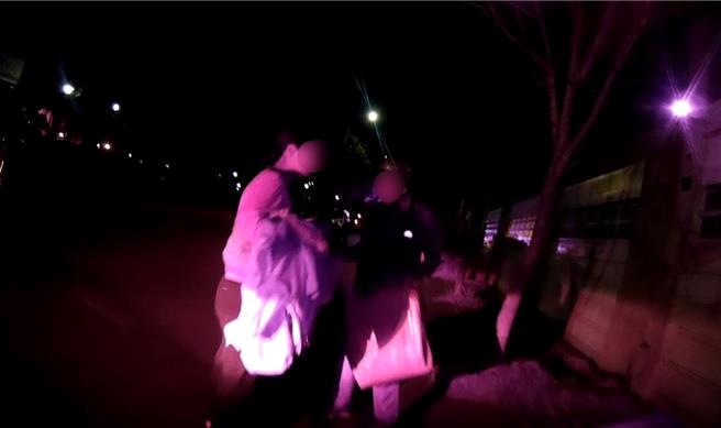 先生焦急騎車載妻子要趕往醫院待產，警方協助用警車順利將她載到醫院。（中市警五分局提供／馮惠宜台中傳真）