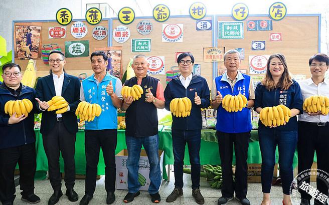 陈其迈于香蕉王爷柑仔店品尝优质香蕉、蕉香乾拌麵，盛讚旗山好滋味。（图／高雄市政府）