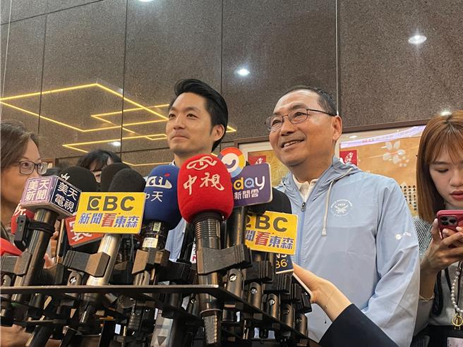 台北市长蒋万安（左）、新北市长侯友宜同台出席世壮运企业参与记者会。（刘彦宜摄）