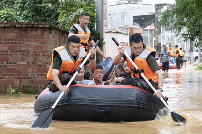 2023年6月，廣西北海市合浦縣白沙鎮白沙河西岸受持續強降雨影響造成河水漫堤。（摘自中新社）