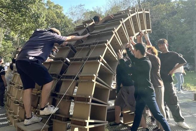 中華大學建築與都市計畫學系師生，將花博展的回收塑木磚作為材料，透過生成式AI轉譯空間變身成「耀夜書屋3.0」。（中華大學提供／陳育賢新竹傳真）