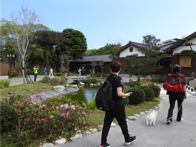 花莲最新景点「将军府1936园区」今天正式开幕，不过上周试营运期间已吸引许多游客抢先开箱走访。（罗亦晽摄）