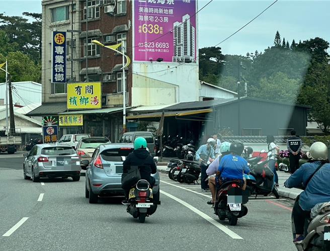 花莲最新景点「将军府1936园区」今天正式开幕，不过上周试营运期间因一旁停车空间有限，且路标不明确，频频发生交通违规的乱象。（罗亦晽摄）