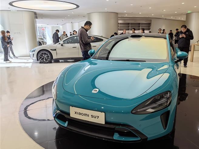 刚上市的小米电动车SU7，近期在大陆相当火热。（新华社）