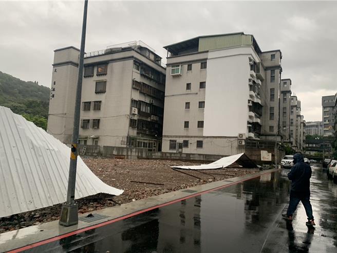 台北市3月31日下午颳起大風且有顯著雨勢，民進黨台北市議員陳怡君發現，基泰大直大片圍籬飛走，且固定圍籬的鋼條也斷掉。（台北市議員陳怡君提供／劉彥宜台北傳真）