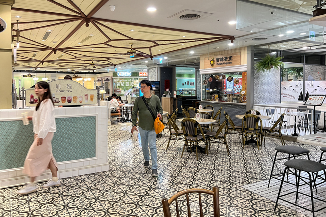 宝林茶室食物中毒案，新安东京说明理赔细节。（图／邓博仁摄）