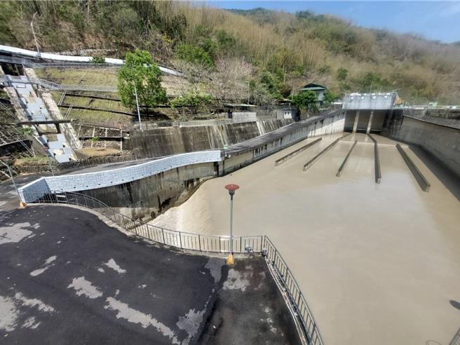南区水资源分署在高雄市旗山溪甲仙堰启动越域引水，南化水库水位可望回升。（南区水资源分署提供／程炳璋台南传真）
