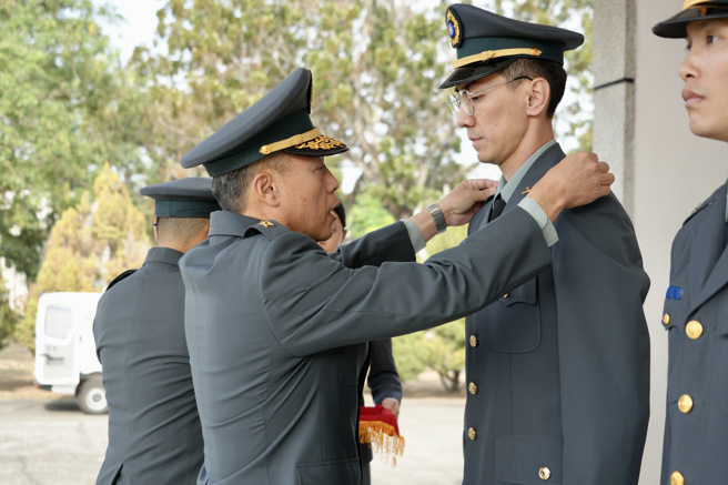 旅长逐一为晋任人员挂阶，并颁奖表扬运动竞赛获胜团体。(234旅提供)