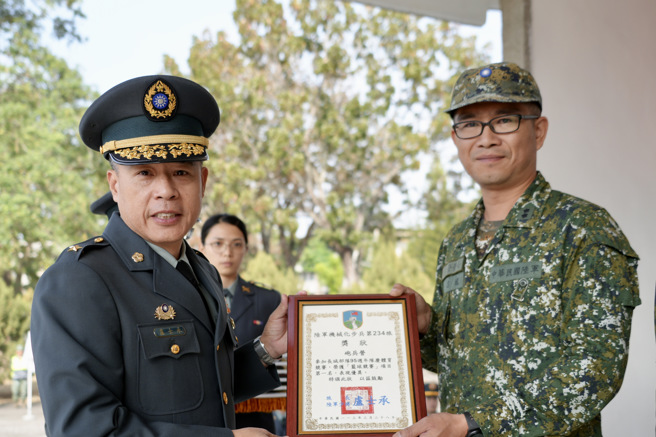 旅长逐一为晋任人员挂阶，并颁奖表扬运动竞赛获胜团体。(234旅提供)