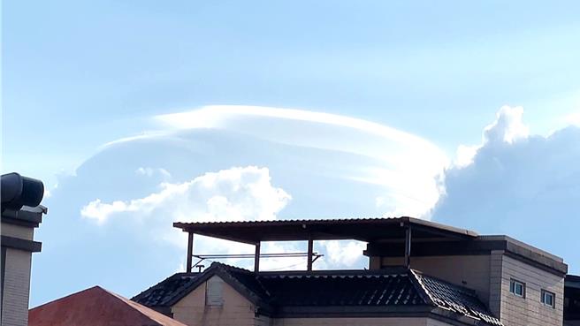 台東上空出現宛如飛碟狀的「莢狀雲」。（民眾提供／蕭嘉蕙台東傳真）