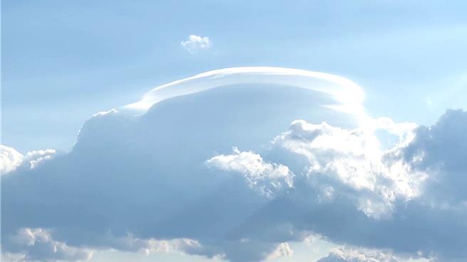 外型如大圓盤的「飛碟雲」輪廓清晰。（民眾提供／蕭嘉蕙台東傳真）