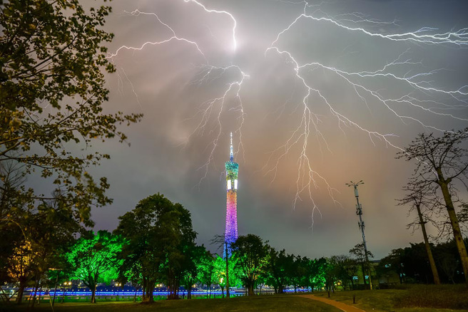 民眾拍下广州塔被闪电击中的过程，直呼堪比科幻大场面。(图:shutterstock/达志)