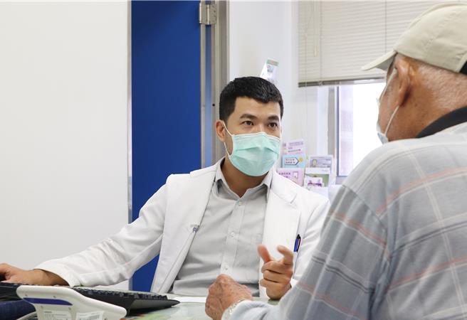 44岁黄姓上班族近6年到春夏交替之际，会有约3周发生单侧剧烈头痛与眼睛肿胀、不自主流泪，须休息2、3周才能重返岗位。赴大里仁爱医院就医发现为「丛发性头痛」，治疗后顺利摆脱定期头痛魔咒。（大里仁爱医院提供／潘虹恩台中传真）