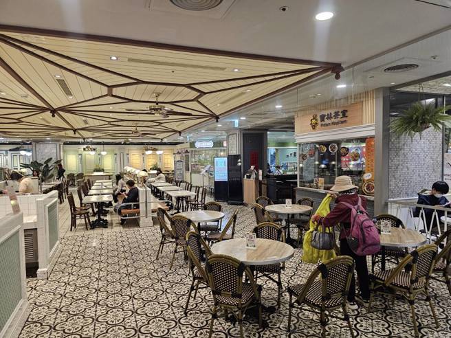 寶林茶室所屬的百貨美食街，周末晚餐時段客座率僅1成。(游定剛拍攝)