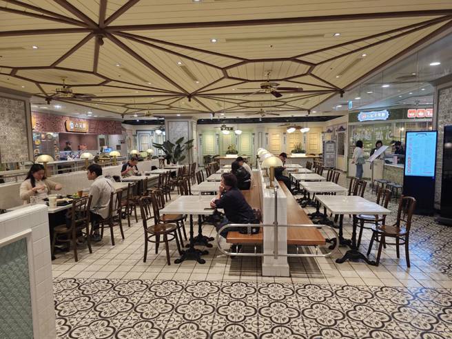 寶林中毒風暴影響，百貨美食街生意慘淡。(游定剛拍攝)