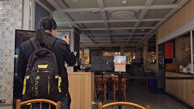 不少民眾來寶林茶室前拍照，成另類打卡熱點。(游定剛拍攝)