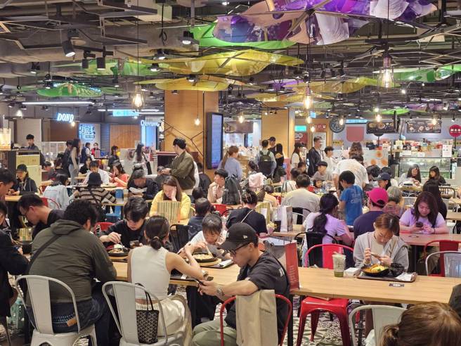 和寶林茶室所屬百貨美食街相比，隔壁百貨美食街周末晚餐人潮多到爆。(游定剛拍攝)