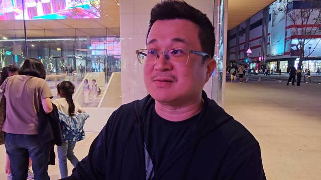 民眾謝先生表示，擔心食物中毒風暴，避免到該百貨美食街用餐。(游定剛拍攝)