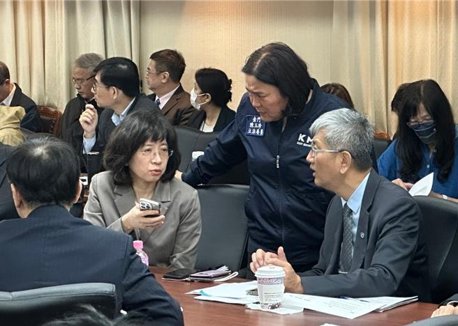 立委陳玉珍（右二）今早緊急與民航局長何淑萍（右三）及航港局長葉協隆（右一）協調啟動金門海空交通疏運機制，全力協助民眾順利返鄉掃墓。（圖／陳玉珍服務處提供）