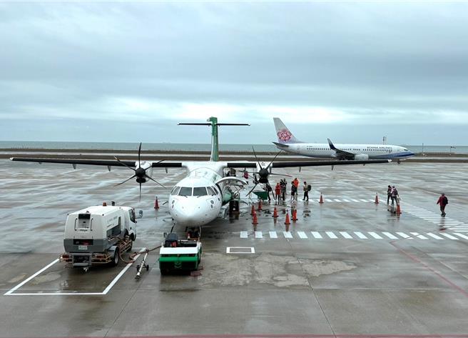 金門地區昨（31）日再度遭逢濃霧鎖島，海空交通大亂，造成近2700名旅客滯留。（于家麒攝）