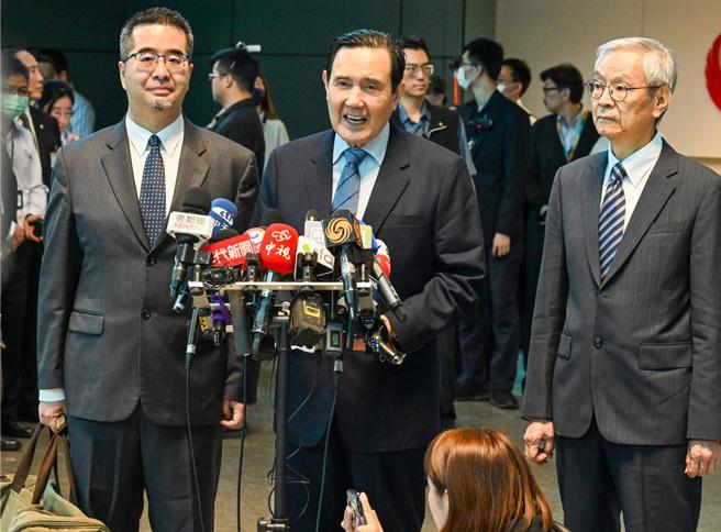 前總統馬英九（左一）1日搭機啟程二度訪問中國大陸，展開11天的和平之旅。他在出關前發表談話時表示，希望在當前兩岸情勢緊張時，傳遞台灣人民愛好和平，希望兩岸交流避免戰爭的心聲，此行既是和平之旅也是友誼之旅。（陳麒全攝）