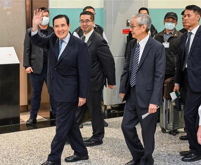 前總統馬英九（左一）1日搭機啟程二度訪問中國大陸，展開11天的和平之旅。他在出關前發表談話時表示，希望在當前兩岸情勢緊張時，傳遞台灣人民愛好和平，希望兩岸交流避免戰爭的心聲，此行既是和平之旅也是友誼之旅。（陳麒全攝）