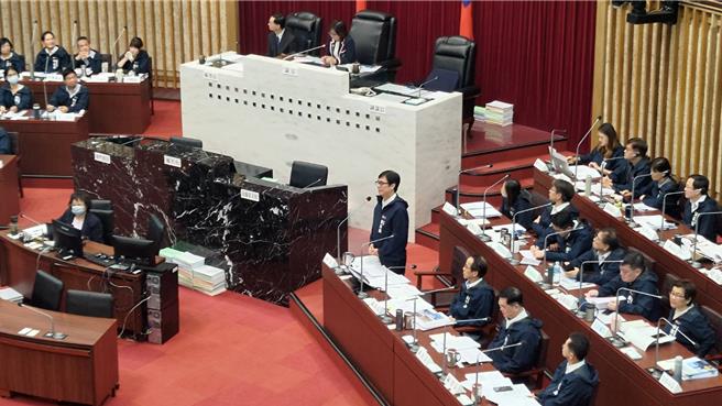 对于蔡政府调涨电费，高雄市长陈其迈则说，他的立场是耗电多的多涨些、民生用电少的少涨一点。（柯宗纬摄）