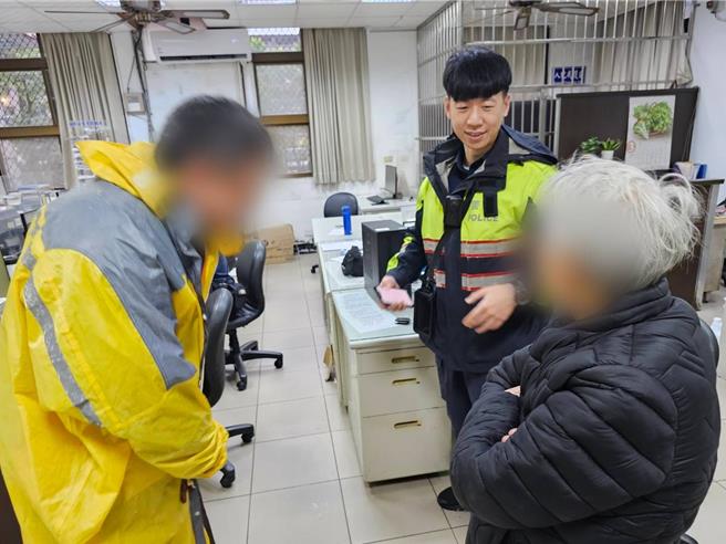 桃园市八德分局大安派出所警员赵健廷协助失智妇人返家。（八德分局提供）