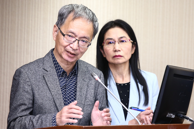卫福部长薛瑞元（左）1日列席立法院社会福利及卫生环境委员会议，以「苏丹红、小林制药红麴原料以及宝林茶室食物中毒案等重大食安事件检讨与策进作为」为题，进行专题报告，并备质询。右为食药署署长吴秀梅。（邓博仁摄）