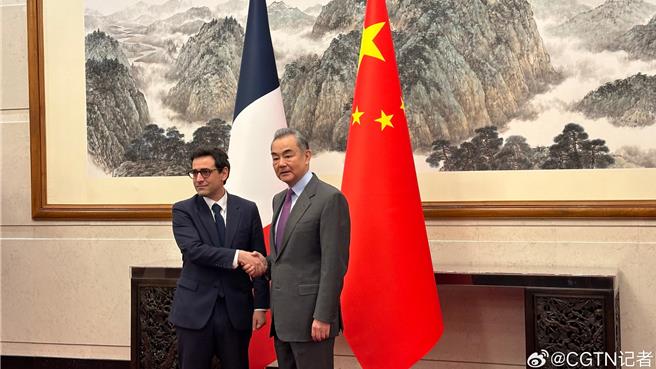 中国外交部长王毅1日上午在北京会见法国外长塞儒内。（摘自CGTN记者团）
