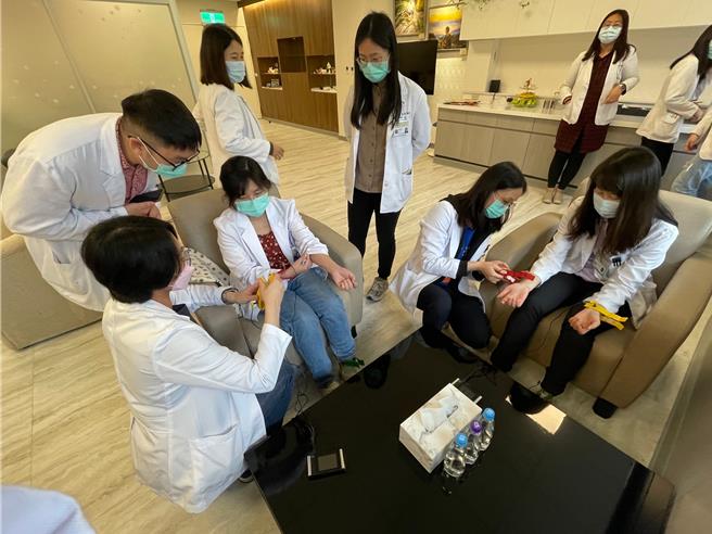 桃園療養院於社工日4月2日前夕，舉辦了以「關照自己，健康補給」為主題的活動。（桃園療養院提供）