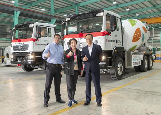 国产建材实业推动绿色运输，领先业界引进全台第一辆电动混凝土车；（左起）为国产建材实业副董事长林明升、董事长徐兰英、执行长吴志仁。图／国产提供