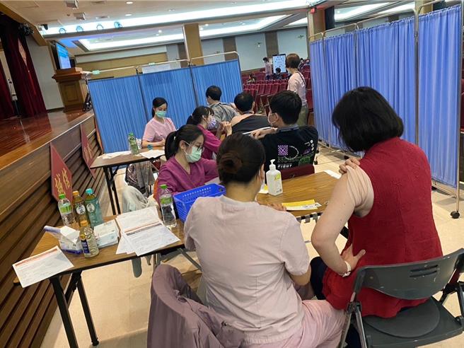 为提升接种便利性，新北市持续提供新冠XBB疫苗预约接种服务，即日起至29日平日上午8时至晚上8时开放预约（门诊前一日截止预约），接种时间为4月1日至4月30日。（新北市卫生局提供）