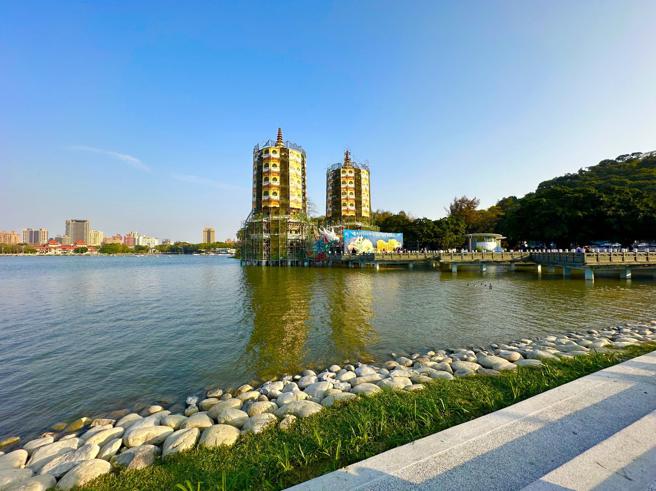 亲水阶梯契合水岸弧线，打造休憩水岸空间。（图／高雄市观光局）