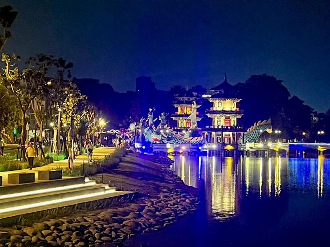 水岸护坡夜间水色光影交错。（图／高雄市观光局）