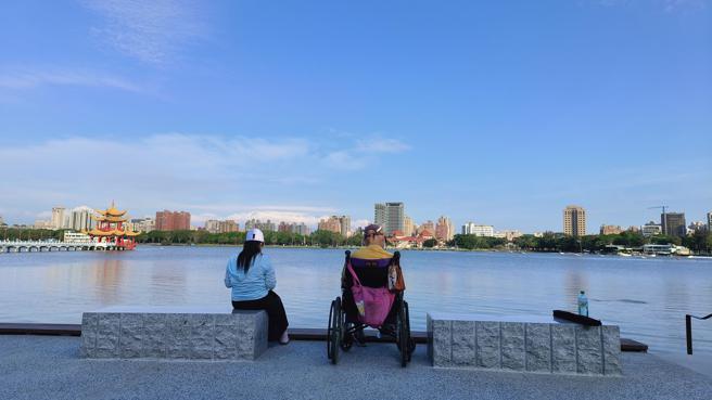 岸际观景区设置容纳轮椅空间，提供高龄或行动不便轮椅移动及置放。（图／高雄市观光局）