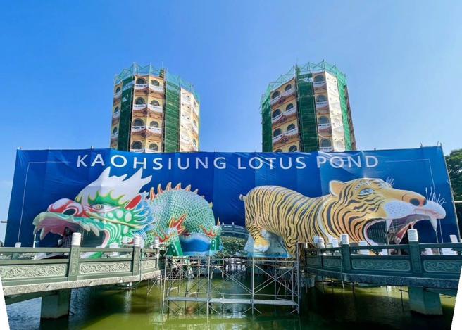 龙虎塔同比例打卡墙。（图／高雄市观光局）