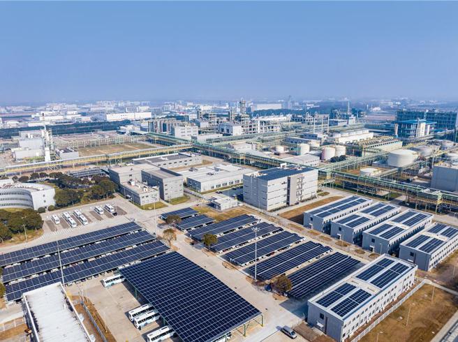 科思創上海一體化基地的大型分散式太陽能發電設施已於日前正式啟用，預計每年可發電600萬度，用於基地日常營運。圖／科思創提供