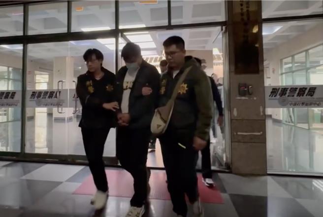 刑事局中打在台中七重顶级商办，捣破以罗姓男子（前）为首的网路博弈集团，年赚超过5000万元，讯后依法移送法办。（警方提供／王煌忠台中传真）