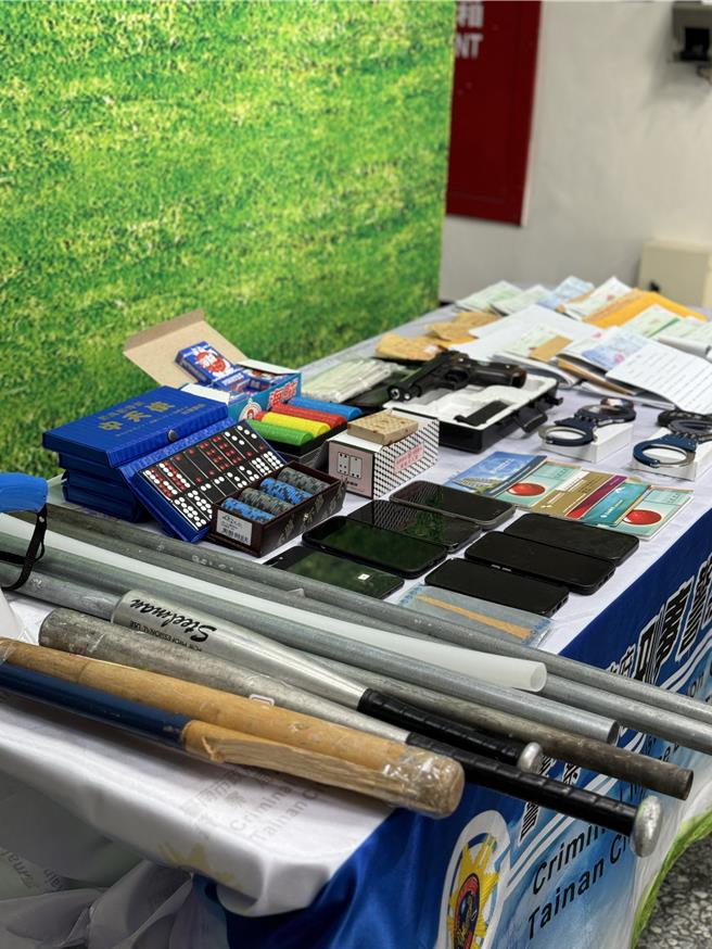 台南市刑大1日宣布破獲黃嫌為的暴力討債集團，查獲許多棍棒、本票與借款資料等證物。（讀者提供／程炳璋台南傳真）