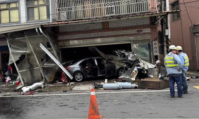 男子為了撿手機沒有注意車前狀況，整輛車失控衝入民宅。（八德分局提供）