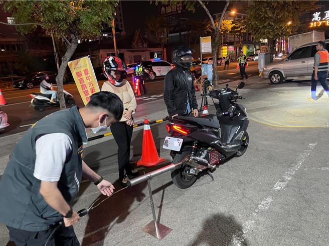 台中市警察局雾峰分局日前晚间赴大里区大明永隆路口及雾峰区草湖桥等2处，取缔非法酒驾及改装排气管噪音车辆，短短4小时查获酒驾等交通违规4件，拦检19辆疑似改装噪音车辆揪出5辆不合格，依《噪音管制法》等规定开罚逾万元。（雾峰警分局提供／潘虹恩台中传真）