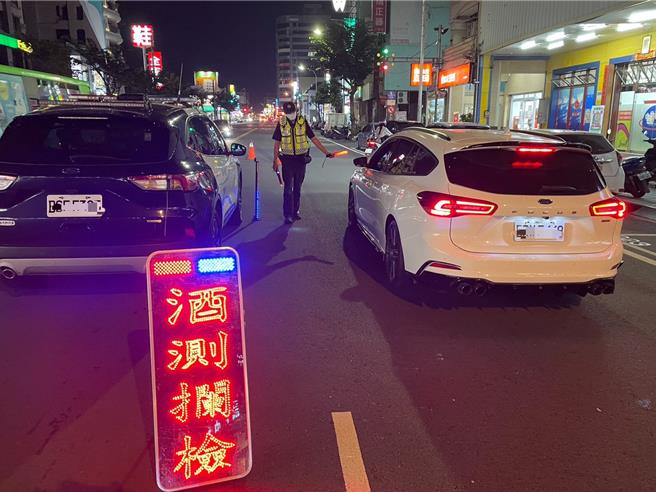 台中市警察局雾峰分局日前晚间赴大里区大明永隆路口及雾峰区草湖桥等2处，取缔非法酒驾及改装排气管噪音车辆，短短4小时查获酒驾等交通违规4件，拦检19辆疑似改装噪音车辆揪出5辆不合格，依《噪音管制法》等规定开罚逾万元。（雾峰警分局提供／潘虹恩台中传真）