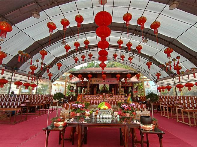 玄门真宗春季祖先超渡法会时间长达21天，普渡桌数多达千桌。（叶静美摄）