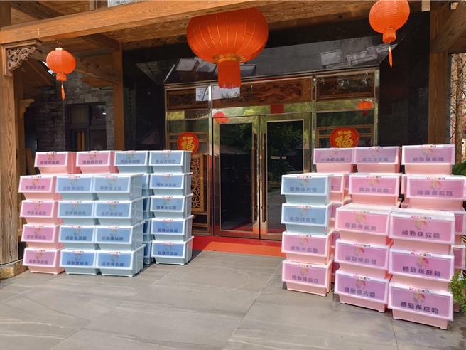 普渡桌物资将装入「精勤保庇箱」分送给南投各偏乡小学的弱势学童。（叶静美摄）