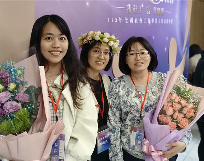 台湾世界展望会南区办事处台南中心社工督导张家雯（右一）及新营中心社工员郑如君（左一），分别荣获卫福部资深敬业奖、绩优社工奖。（展望会提供／洪荣志台南传真）