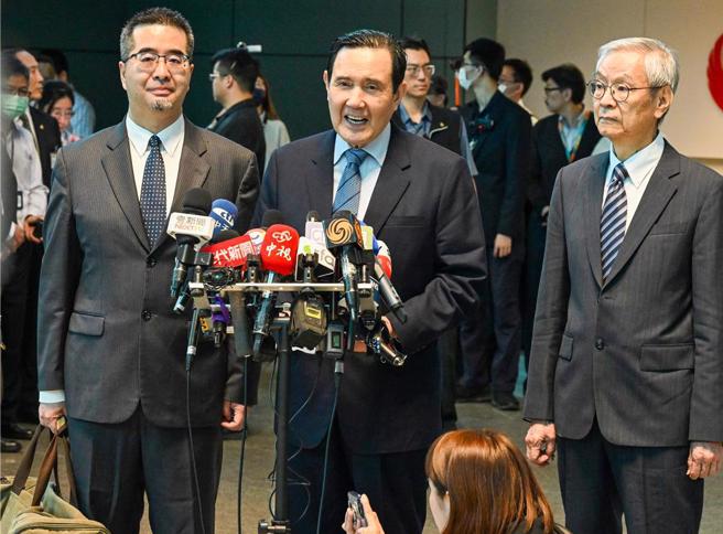 前總統馬英九（中）1日搭機啟程二度訪問中國大陸，展開11天的和平之旅。他在出關前發表談話時表示，希望在當前兩岸情勢緊張時，傳遞台灣人民愛好和平，希望兩岸交流避免戰爭的心聲，此行既是和平之旅也是友誼之旅。（陳麒全攝）
