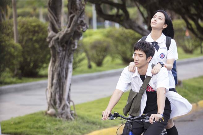 刘以豪（左）、宋芸桦主演的《带我去月球》，改编自第六届「拍台北」电影剧本徵选银奖《雨生台北》。（好好电影工作室提供）