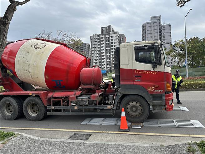新北市警局規畫4月、5月辦理各式大貨車專案執法。（警方提供）