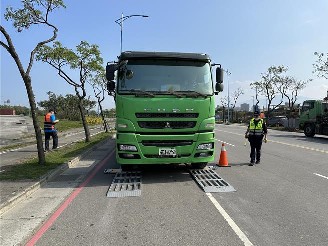 新北市警局規畫4月、5月辦理各式大貨車專案執法。（警方提供）